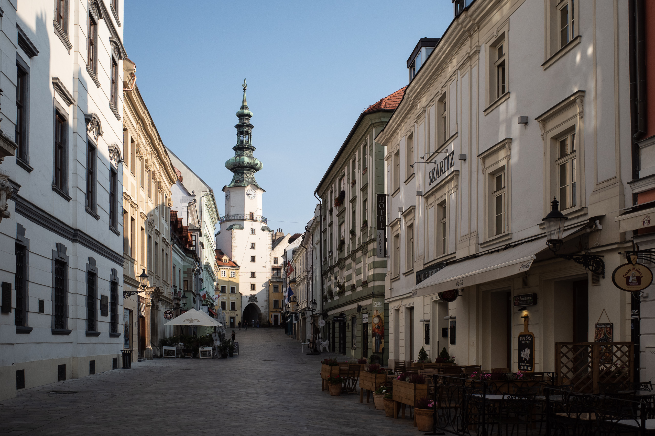 Blick durch die Gasse auf den Michaelerturm